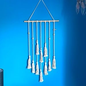 Macrame picture hanger